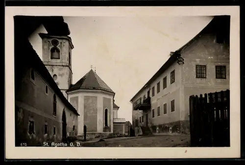 AK St. Agatha /O. D., Strassenpartie mit Gasthaus und Kirche