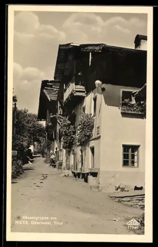 AK Rietz /Oberinntal, Häusergruppe mit Strassenpartie