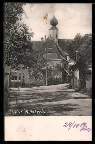 AK St. Veit i. Mühlkreis, Strassenpartie mit Kirche