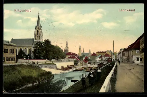 AK Klagenfurt, Strassenpartie am Lendkanal, Im Hintergrund Kirche