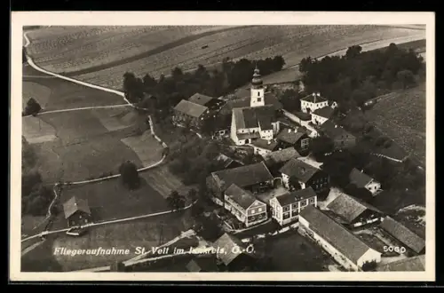 AK St. Veit im Innkreis, Teilansicht mit Kirche, Fliegeraufnahme