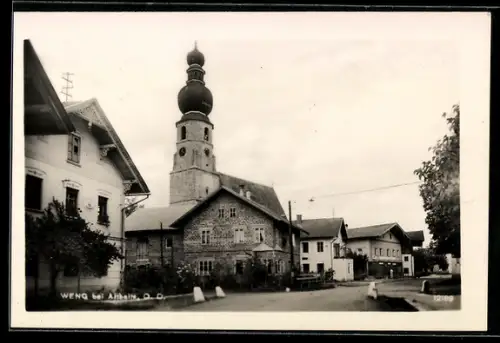 AK Weng bei Altheim, Strassenpartie mit Kirche