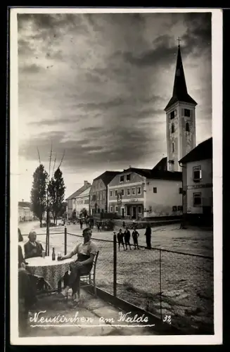 AK Neukirchen am Walde, Marktplatz mit Kirche und Gastgarten