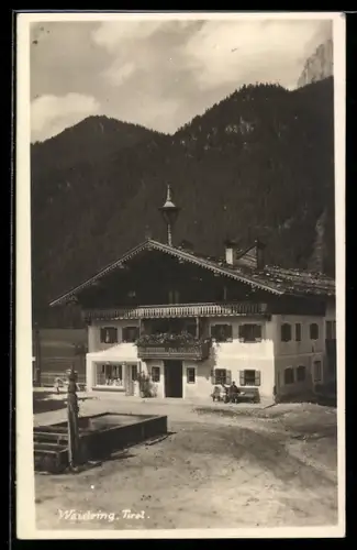 AK Waidring /Tirol, Haus mit Brunnen und Bergpanorama