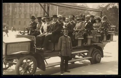 Foto-AK München, Vereinigte Münchener Fremdenrundfahrten, offener Omnibus mit Fahrgästen u. Chauffeur, 1911