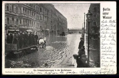AK Berlin-Kreuzberg, Überschwemmung in der Yorckstrasse, Passanten inn Pferdewagen