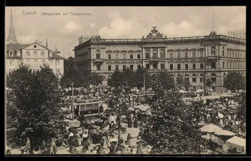 AK Kassel, Postgebäude am Königsplatz mit Strassenbahn am Markttag