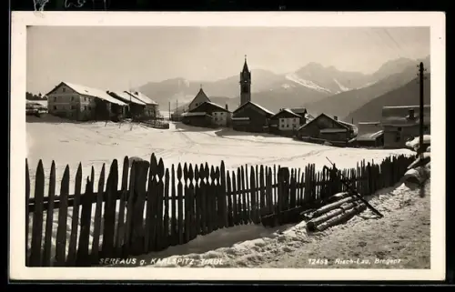 AK Serfaus /Tirol, Ortspanorama mit Karlspitz im Winter