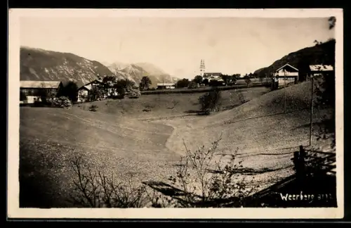 AK Weerberg, Panorama mit Kirche, Häusern und Bergkulisse