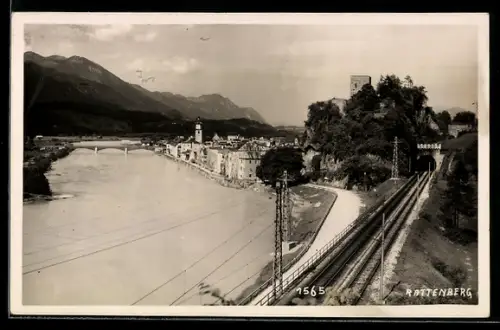 AK Rattenberg, Ortsansicht mit Inn, Brücke, Eisenbahnstrecke und Schloss