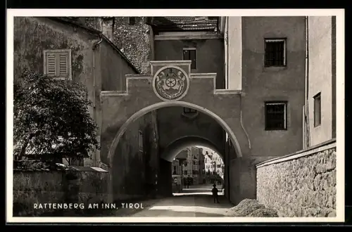 AK Rattenberg am Inn, Stadttor mit Torbogen und Blick in die Gasse