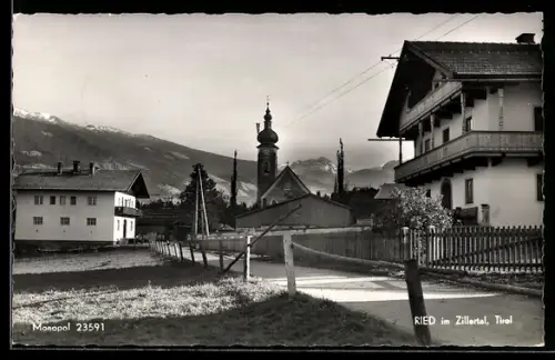 AK Ried im Zillertal, Teilansicht mit Kirche und Gebirgspanorama