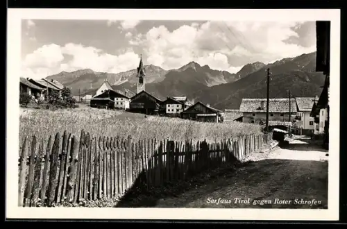 AK Serfaus /Tirol, Dorfansicht mit Kirche gegen Roter Schrofen