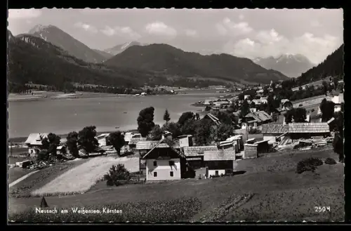 AK Neusach am Weissensee, Panorama mit See, Bergen und Ort
