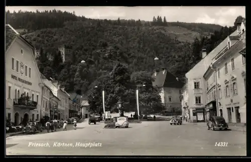 AK Friesach /Kärnten, Hauptplatz mit Hotel Friesacherhof, Beflaggung