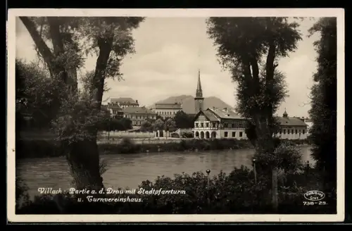 AK Villach a. d. Drau, Draupartie mit Stadtpfarrturm und Turnvereinshaus