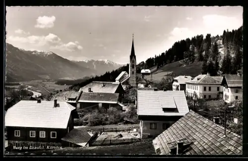 AK Berg im Drautal, Ortsansicht mit Kirche und Bergpanorama