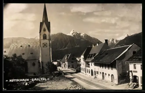 AK Kötschach /Gailtal, Dorfstrasse mit Kirche und Bergpanorama