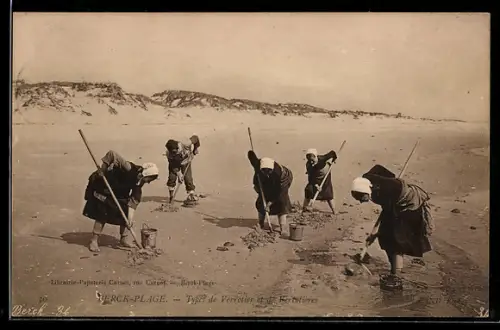 AK Berck-Plage, Fischerinnen beim Muschelsammeln am Strand