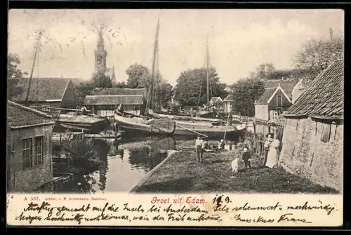 AK Edam, Hafen mit Segelbooten und Personen am Ufer