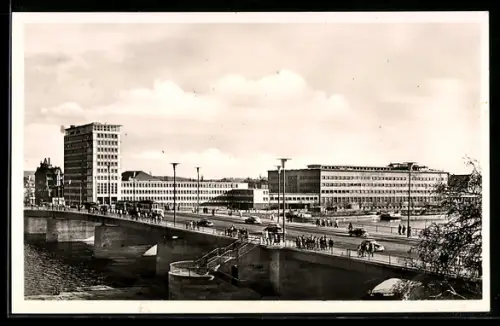 AK Frankfurt-Sachsenhausen, Friedensbrücke, Mainufer, Hochhaus am Mainkai