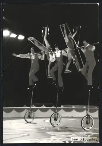 Fotografie Zirkus - Circus, Fahrrad-Artisten Les Picads während einer Vorführung