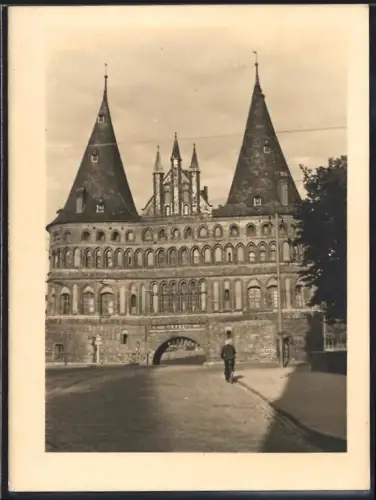 Fotografie unbekannter Fotograf, Ansicht Lübeck, Holstentor, Teil der alten Stadtmauer