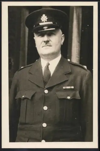 Fotografie Grossbritannien / United Kingdom, Polizei - Polizist in Uniform mit Schirmmütze