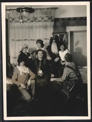 Fotografie Weihnachten, Familie während der Feier nebst Weihnachtsmann