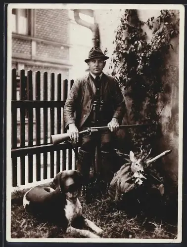 Fotografie Jäger mit Gewehr und Fernglas nebst Jagdhund / Bluthund & erlegtem Rehbock