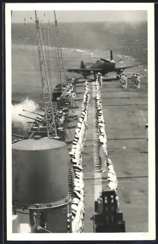 Fotografie Kriegsschiff Flugzeugträger der Royal Navy, Mannschaft bei Cheering The Queen Zeremonie