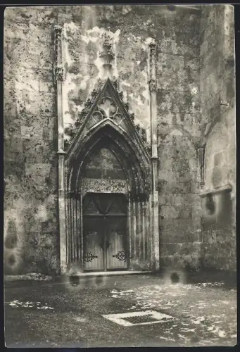 Fotografie unbekannter Fotograf, Ansicht Neuberg / Mürz, Kirche, Eingang-Portal
