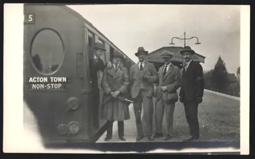 2 Fotografien britische Eisenbahn, Personenzug nach London - Acton Town, Gentlemen am Bahnhof