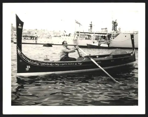 3 Fotografien unbekannter Fotograf, Ansicht Valetta / Malta, Gondel Dghajsa & Britische Kriegsschiffe, Pferdekutsche