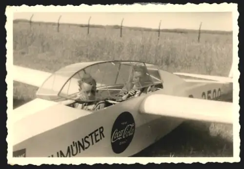 4 Fotografien Segelflug Luftsportverein Kiel, Segelflugzeug Neumünster D-3500 mit Coca Cola Reklame