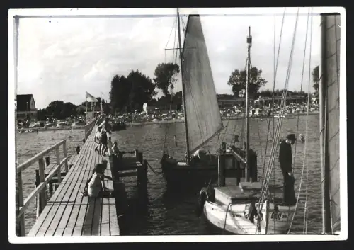 4 Fotografien Christel Rissler jr., Hamburg, Ansicht Grömitz, Seebad, Strandbad mit Badegästen, Promenade & Seebrücke