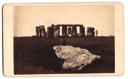 Fotografie H. Brooks, Salisbury, Ansicht Amesbury, Blick nach Stonehengen, Knabe auf Fels schaut träumend zum Denkmal