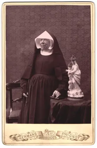 Fotografie Mmrs. Hermans-Prignot, Bruges, Place Malleberg, ältere Nonne / Oberin im Habit nebst Marienstatue