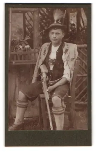 Fotografie unbekannter Fotograf und Ort, Portrait eines Schützen mit seinem Gewehr