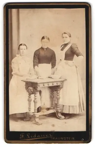 Fotografie F. Lidauer, Traunstein, Königstrasse, Portrait von drei Dienstmädchen in Arbeitskleidung