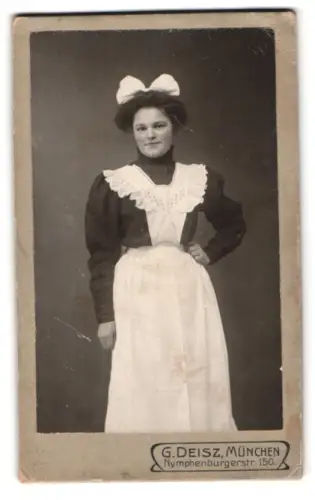 Fotografie G. Deisz, München, Nymphenburgerstrasse 150, Portrait eines lächelnden Dienstmädchens mit Schürze