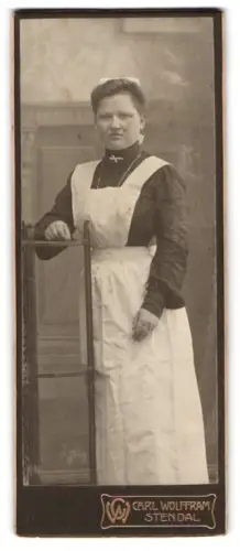 Fotografie Carl Wolffram, Stendal, Dienstmädchen mit Schürze