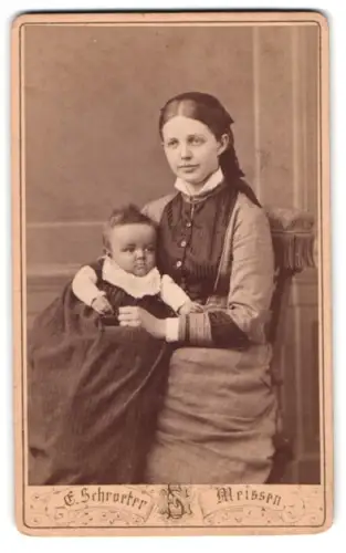 Fotografie Ernst Schroeter, Meissen, Mutter mit einem Kleinkind auf dem Schoss