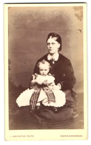 Fotografie J. Lancaster, Chester, Mutter mit einem Kleinkind auf dem Schoss