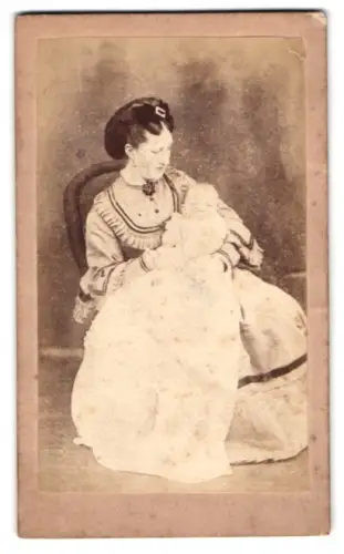 Fotografie Drewett, Guildford, Frau mit einem Kleinkind auf dem Arm