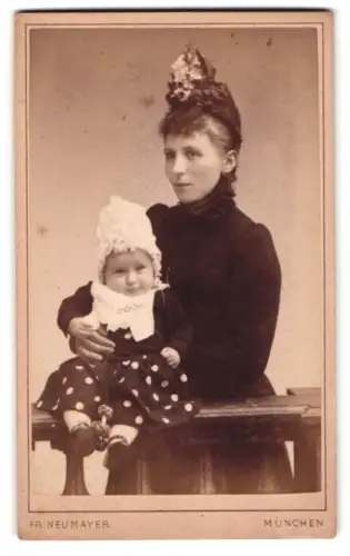 Fotografie Fr. Neumayer, München, Neuhauserstrasse 29, Junge Frau mit einem Kleinkind