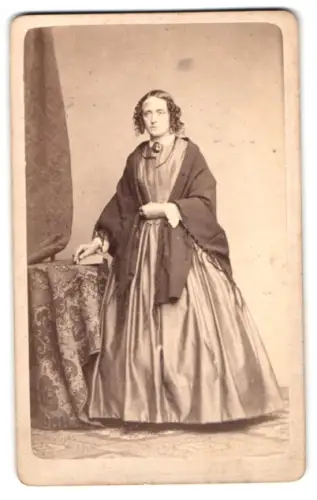 Fotografie P. Schindler, Regensburg, Ältere Dame im Kleid und der Hand auf einem Buch