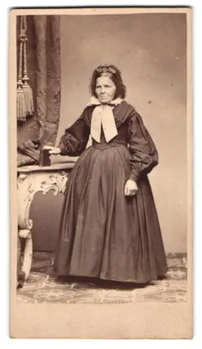 Fotografie M. Kraus, Regensburg, Ältere Dame mit der Hand auf einem Buch