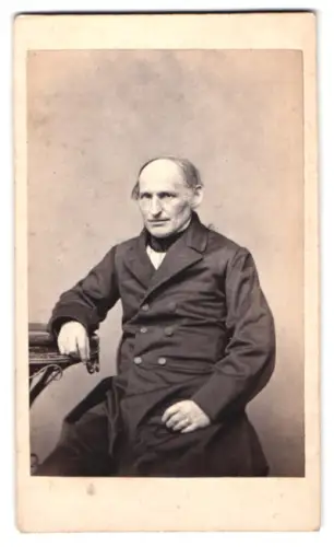 Fotografie L. Frisch, Erfurt, Älterer Mann mit einem Mantel