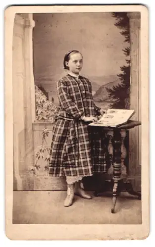 Fotografie Schmidt & Hausen, Meiningen, Mädchen mit einem Buch